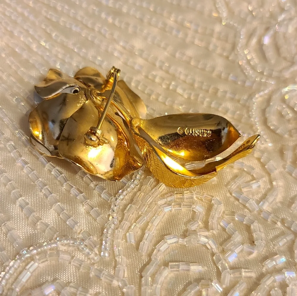 RARE VINTAGE WHITE & GOLD FLOWER PIN/BROOCH